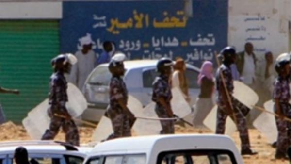 شرطة سوادنية تحاول تفريق متظاهرين/أ.ف.ب
