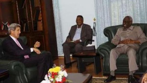 كيري (يسار) مجتمعا مع علي عثمان طه نائب الرئيس السوداني