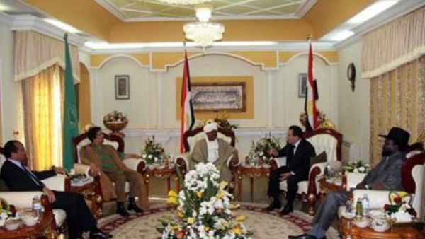 من اليسار الى اليمين) الرئيس الموريتاني والزعيم الليبي والرئيس السوداني والرئيس المصري وسلفا كير زعيم جنوب السودان
