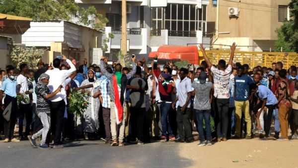 تشهد مدن سودانية منذ 19 ديسمبر 2018 احتجاجات منددة بالغلاء ومطالبة بتنحي الرئيس عمر البشير
