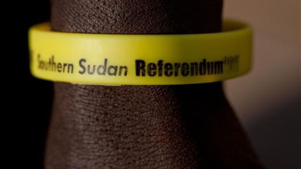 سوداني جنوبي يضع معصما يؤيد الانفصال/أ.ف.ب