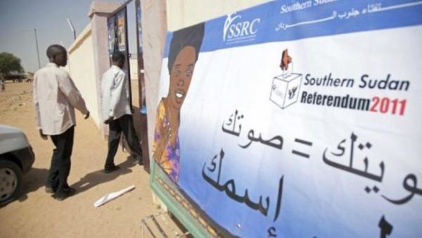 سودانيون جنوبيون يدخلون مركزا لتسجيل الناخبين وتسليم بطاقات الاقتراع في الفاشر