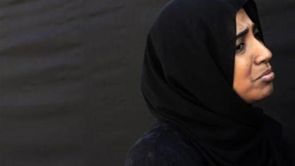 عبير عثمان حفيدة الزعيم السوداني الراحل اسماعيل الازهري تقف حزينة ومتشحة بالسواد امام منزل جدها بالخرطوم