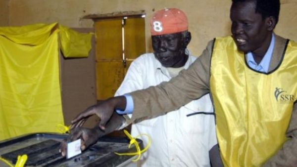 مساعدة ضرير سودان على الادلاء بصوته في استفتاء جنوب السودان في ام درمان