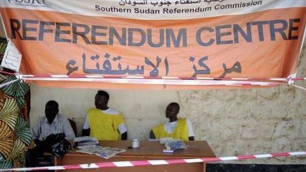 مسؤولون من مفوضية استفتاء جنوب السودان اثناء عملية تسجيل الناخبين في جوبا 
