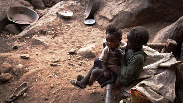 طفلة في كردفان تعتني بشقيقتها/أ.ف.ب