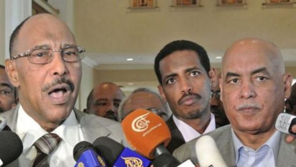 وزير الدفاع السوداني عبد الرحيم محمد حسين (يسار) والمتحدث باسم وفد الخرطوم عمر دهب 
