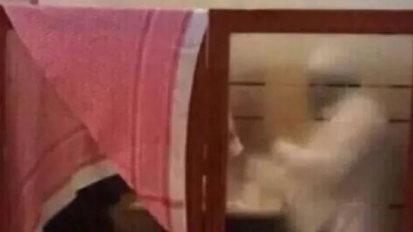 زوج يغطي زوجته بشماغه بمطعم يثير جدلاً بين السعوديين !