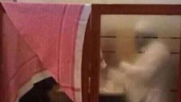 زوج يغطي زوجته بشماغه بمطعم يثير جدلاً بين السعوديين !