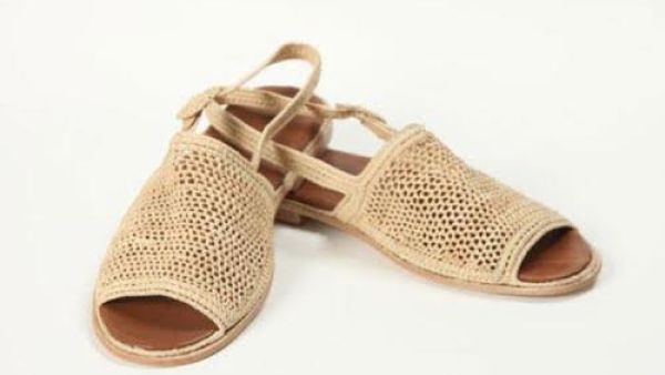 أحذبة من ورق النخيل لإطلالات الشاطئ،والكاجوال هذا الصيف 