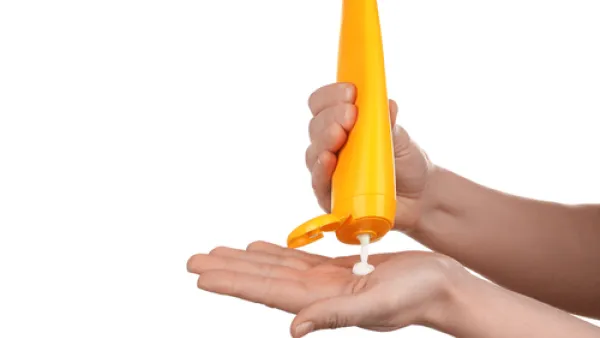 يجب استخدام واقي الشمس في أي وقت خارج المنزل مدة تزيد عن 20 دقيقة
