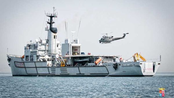 مغادرة سفينة تابعة للقوات الايطالية لقاعدة طرابلس الليبية البحرية
