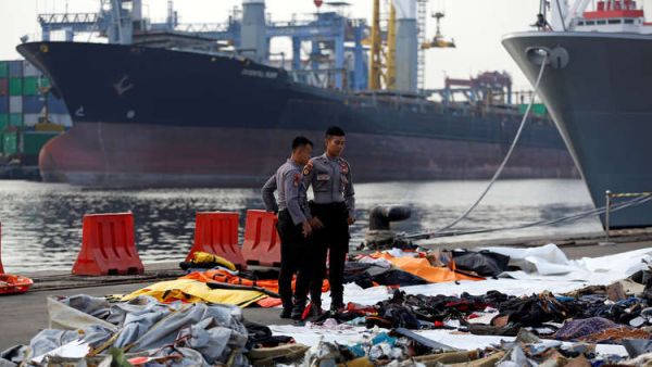 ممتلكات ركاب طائرة "ليون آير" قبالة جزيرة جاوة الإندونيسية في الـ29 من أكتوبر الماضي