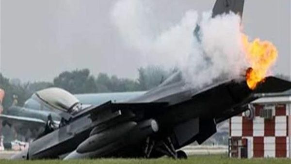 تحطم طائرة أمريكية في بحر الفلبين ونجاة طياريها
