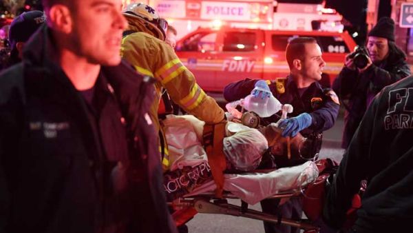 عرضت محطات تلفزيونية عدة صورا لطائرة الهليكوبتر الحمراء التي تغرق في النهر 