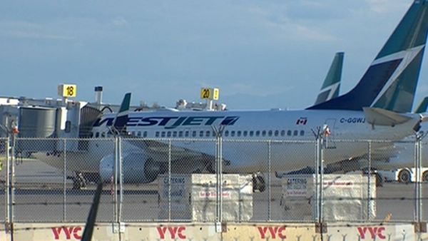 حادث شمل طائرتين" عند بوابته رقم 3