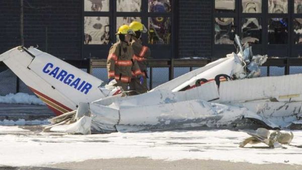 مقتل شخص إثر اصطدام طائرتين صغيرتين فوق مركز تسوق بكندا
