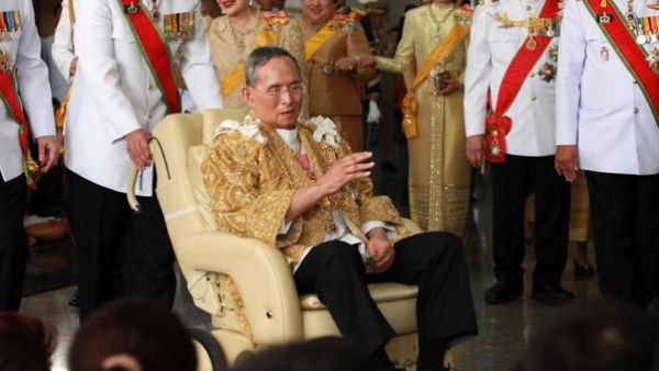 رئيس وزراء تايلاند يطمئن الشعب على عملية الخلافة في أعقاب وفاة الملك