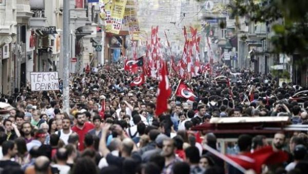 الشرطة التركية تفرق محتجين في ساحة تقسيم باسطنبول
