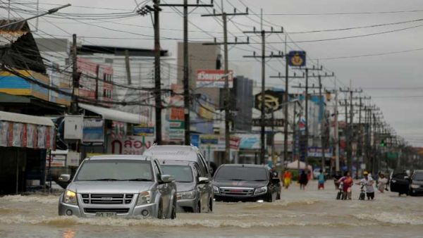 وفاة 11 شخصاً في موجة فيضانات مفاجئة في تايلاند
