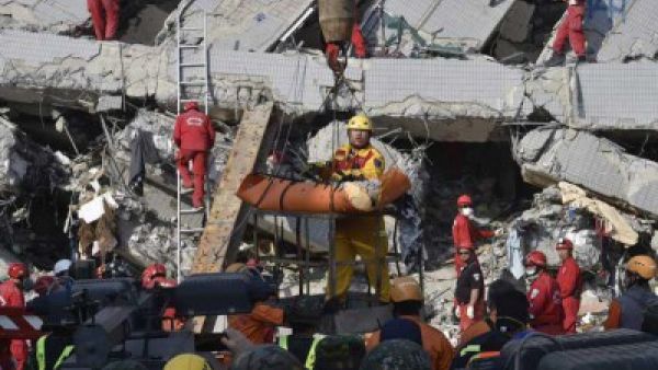 انتشال ناجيين اثنين من انقاض بناية دمرها زلزال تايوان