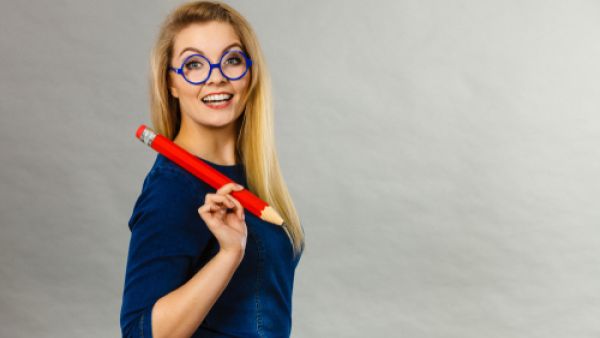 المُعلّم هو الذي يصنع جيلاً كاملاً ويغرس فيه ما ينفعه في حياته

