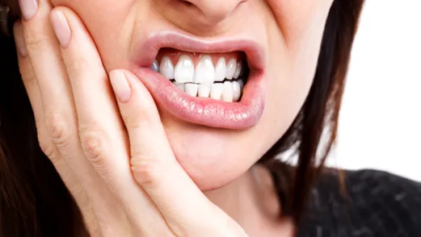 يعتبر القرنفل من أشهر الأعشاب في علاج مشكلات الأسنان المختلفة