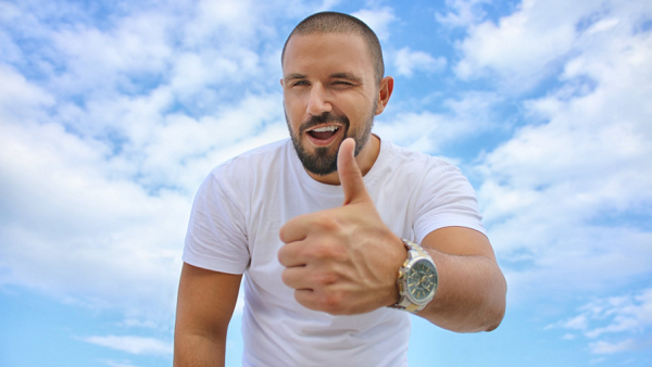 تعد مشكلة إصفرار الأسنان مشكلة محرجة