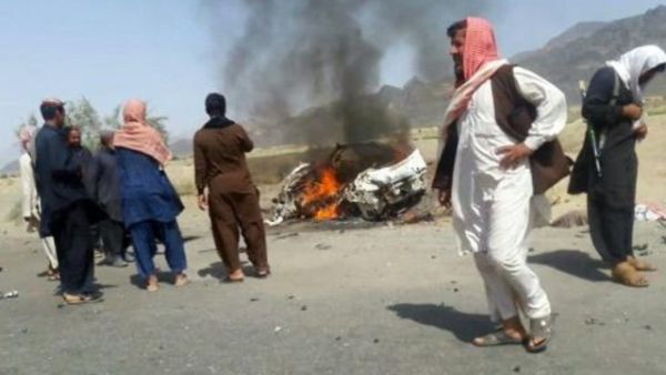 باكستانيون يتفقدون موقع استهداف سيارة يعتقد انها كانت تقل الملا اختر منصور جنوب غرب مدينة احمد وال
