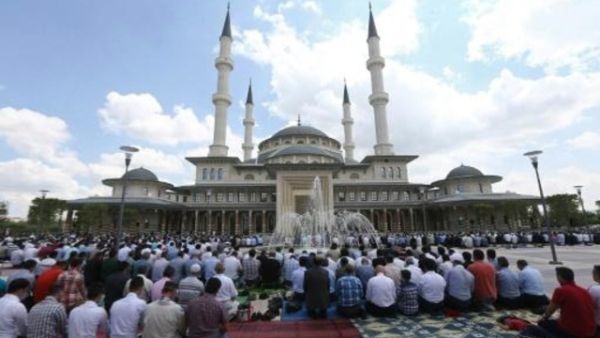 مصلون في باحة مسجد في انقرة
