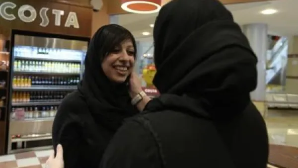 الناشطة البحرينية زينب الخواجة 
