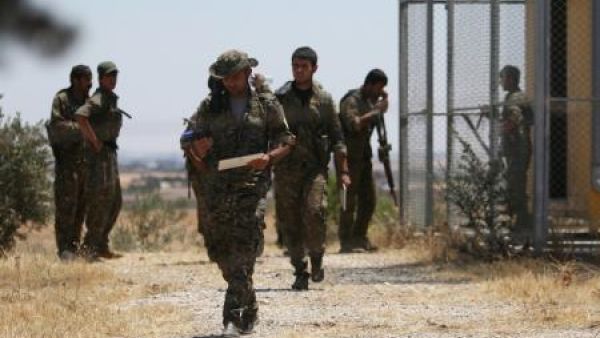 مقاتلون من قوات سوريا الديمقراطية في منطقة بمحافظة حلب
