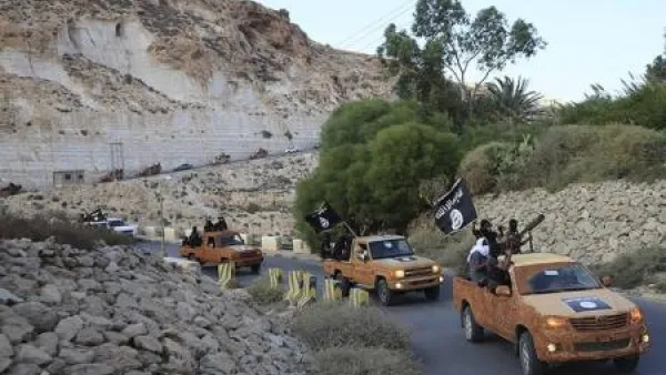متشددون يرفعون راية الدولة الاسلامية في درنة
