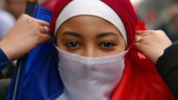 "يوم الحجاب" في أحد المعاهد الفرنسية يثير جدلاً