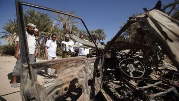 حطام سيارة اعضاء بتنظيم القاعدة استهدفتها طائرة بدون طيار في حضرموت بجنوب شرق اليمن
