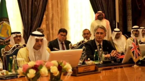 الجبير وهاموند خلال اجتماع وزراء خارجية دول مجلس التعاون الخليجي في جدة
