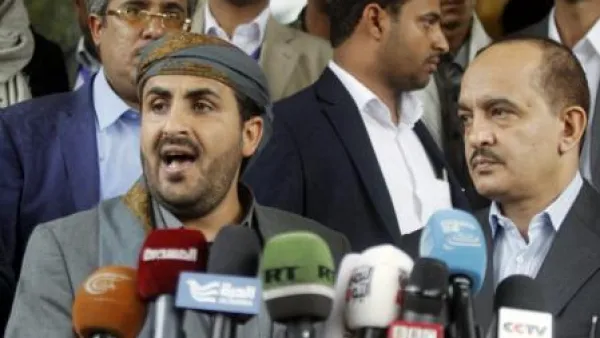 محمد عبد السلام (إلى اليسار) رئيس وفد الحوثيين خلال مؤتمر صحفي في مطار صنعاء باليمن
