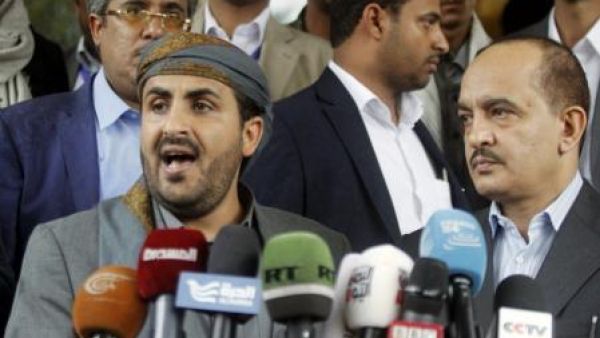 محمد عبد السلام (إلى اليسار) رئيس وفد الحوثيين خلال مؤتمر صحفي في مطار صنعاء باليمن
