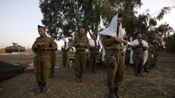 جنود إسرائيليون يؤدون الصلاة في مرتفعات الجولان
