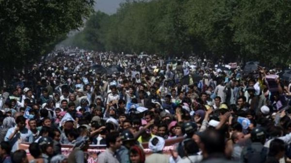 متظاهرون يطالبون بمد مشروع كهرباء الى منطقة اكثريتها من اقلية الهزارة في وسط البلاد، في احتجاجات بكابول
