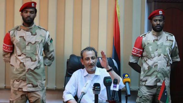 وزير الدفاع في حكومة الوفاق أثناء مؤتمر صحفي
