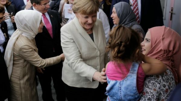 ميركل تزور تركيا لتبديد التوترات في شأن الاتفاق حول المهاجرين