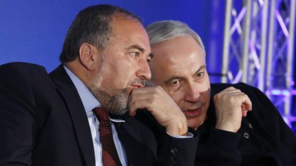 أفيجدور ليبرمان اليميني المتشدد  خلال حديث هامس مع نتانياهو