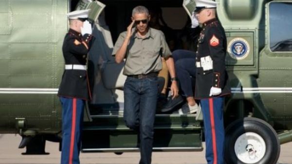 اوباما لدى خروجه من المروحية مارين وان في مطار روسويل بنيو مكسيكو
