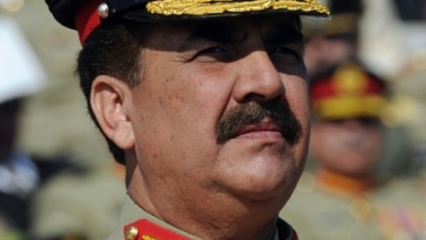 قائد الجيش الباكستاني يعزل ضباطا كبارا متهمين بالفساد
