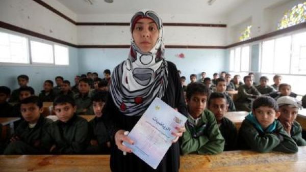 المعلمة وفاء منصور مع طلابها في مدرسة بالعاصمة اليمنية صنعاء
