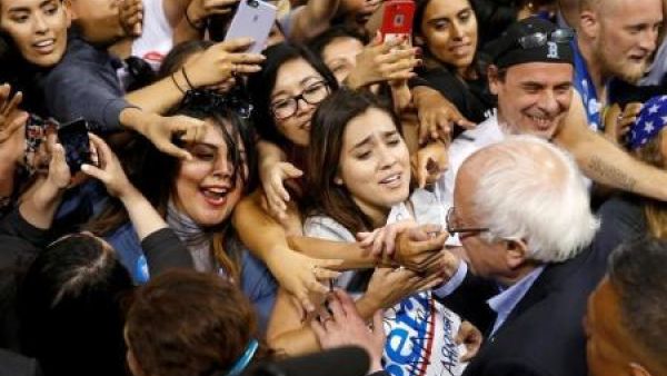 أنصار بيرني ساندرز الذي ينافس هيلاري كلينتون للفوز بترشيح الحزب الديمقراطي في انتخابات الرئاسة الأمريكية في مؤتمر في كارسون بولاية كاليفورنيا يوم الثلاثاء
