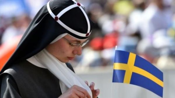 راهبة سويدية خلال اعلان قداسة الراهبة السويدية ماري اليزابيث هيسلبلاد في الفاتيكان
