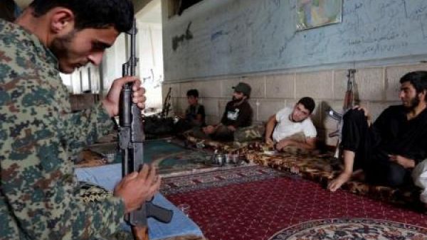 مقاتلون من جيش السنة التابع لتحالف جيش الفتح في قرية في ريف حلب الجنوبي 
