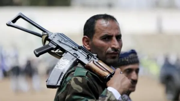 أحد رجال القبائل الموالين للحوثيين في صنعاء يوم الاحد
